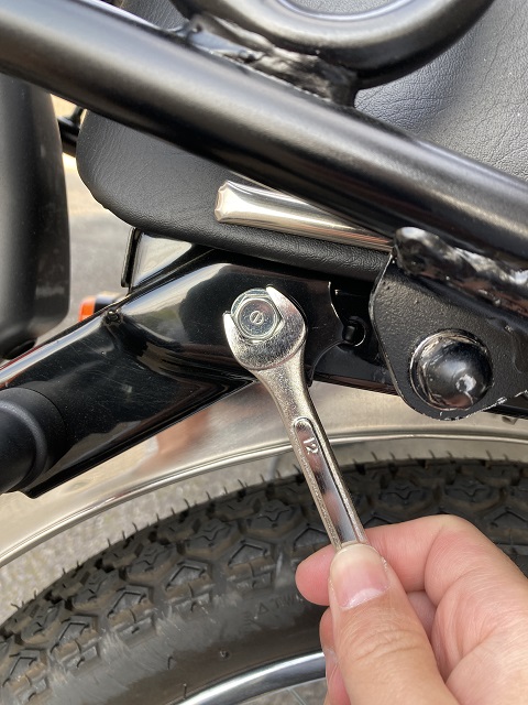 後輪の上にあるナットは12mm