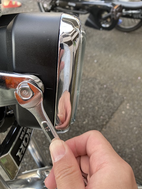 ヘッドライトを固定してるナットは12mm