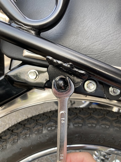 リアキャリアを支えているナットは14mm