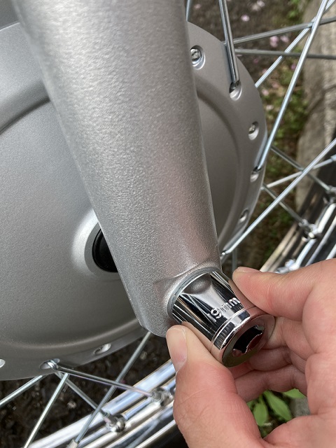 前輪を固定しているナットは19mm
