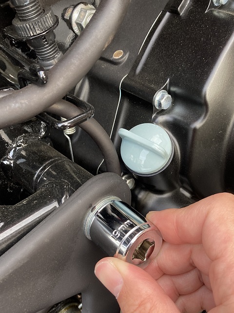 エンジンの横のナットは19mm